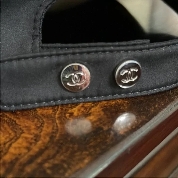 CHANEL Black Hat with Logo - Picture 4 of 9